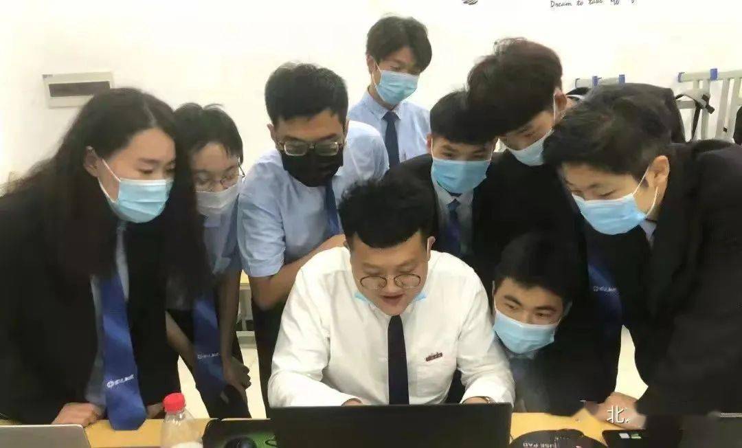 ”八維教育培訓(xùn)學(xué)校”/
