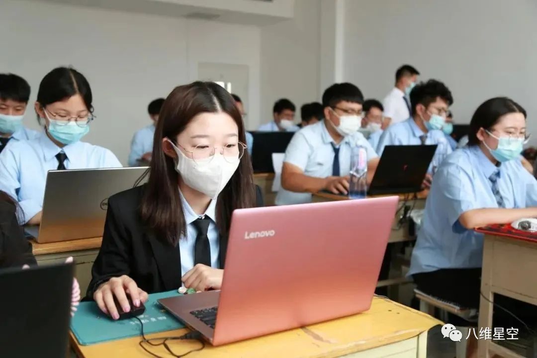 ”八維教育培訓(xùn)學(xué)校”/