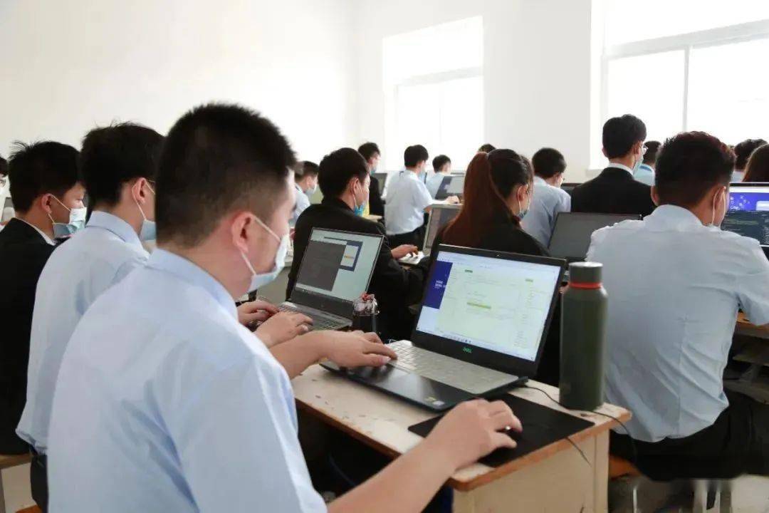 ”八維教育培訓(xùn)學(xué)校”/