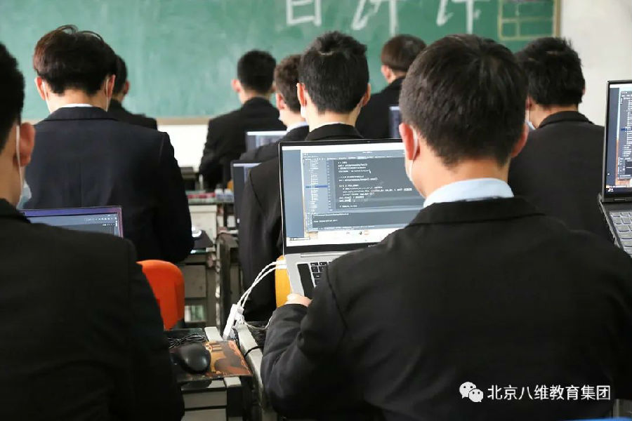 八維教育培訓學校網(wǎng)站工程專業(yè)專注于WEB前端開發(fā)工程師培養(yǎng)