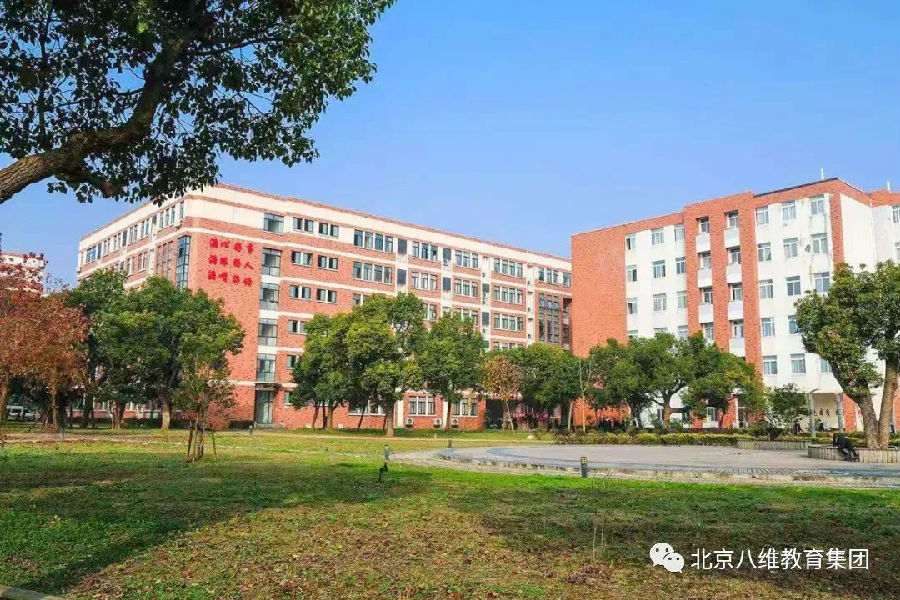 八維教育助力學子掌握前沿技能打造人工智能時代的頂尖人才培養基地