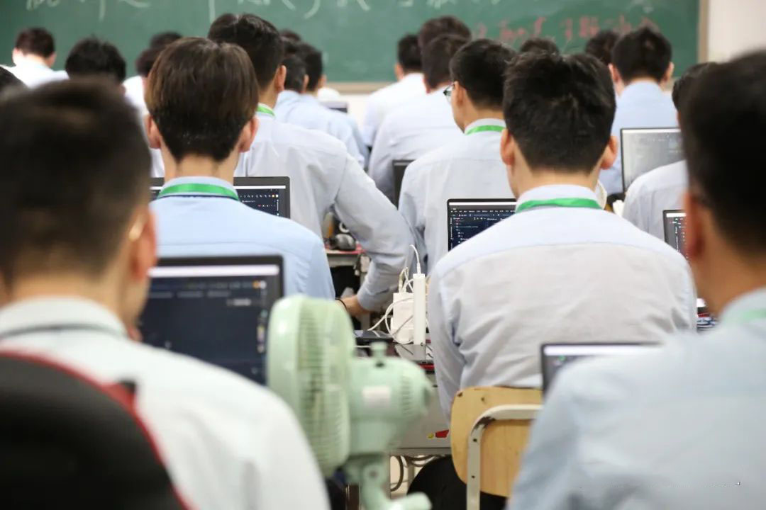 八維教育云計(jì)算專業(yè)培訓(xùn)讓你在職場中處于優(yōu)勢(shì)地位