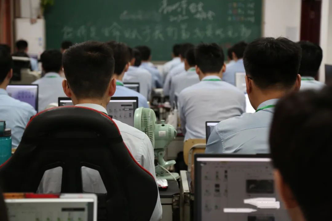 八維學校校企合作實踐培養(yǎng)未來社會所需數(shù)據(jù)人才