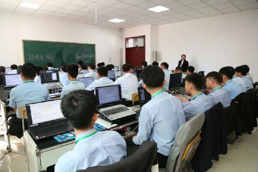 八維教育深度融合人工智能技術與教育培訓模式全方位提升學生學習效果