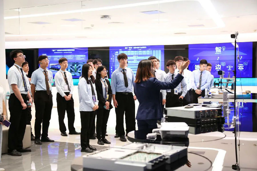 八維學校探索人工智能與教育結合新模式成就學子IT職業生涯