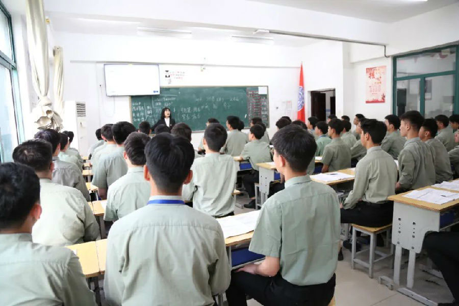 八維學(xué)校探索數(shù)字化前沿技術(shù)開啟學(xué)子數(shù)字化技術(shù)之旅
