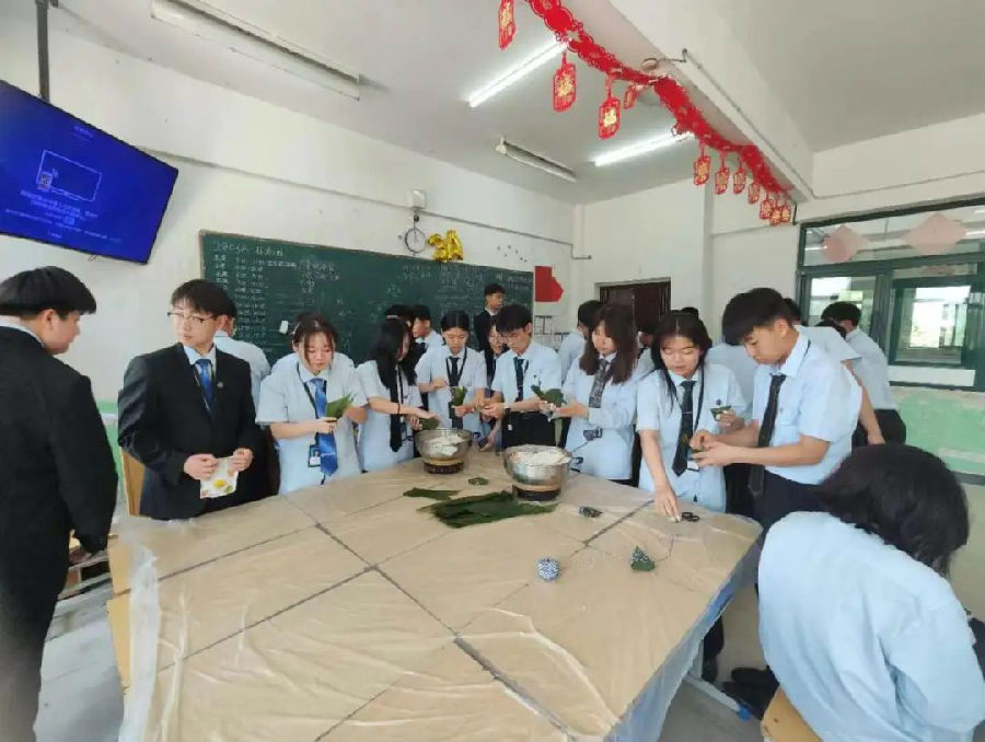 八維教育祝大家端午順?biāo)煨腋?/></p><p>　　端午意濃，師生情深。教室中歡聲笑語不斷，大家都十分享受包粽子的過程，在愉快的體驗(yàn)中同學(xué)們感受到了端午節(jié)豐富的傳統(tǒng)文化，也深深地感受到了老師對他們濃濃的愛，體會(huì)到八維校園生活的快樂與幸福。</p><p>　　五彩繩，又稱五彩絲、五色絲等，一般在端午節(jié)佩戴五色絲線以辟邪，有祈福納吉的美好寓意。五彩繩看似簡單，編織起來非常講究。</p><p style=
