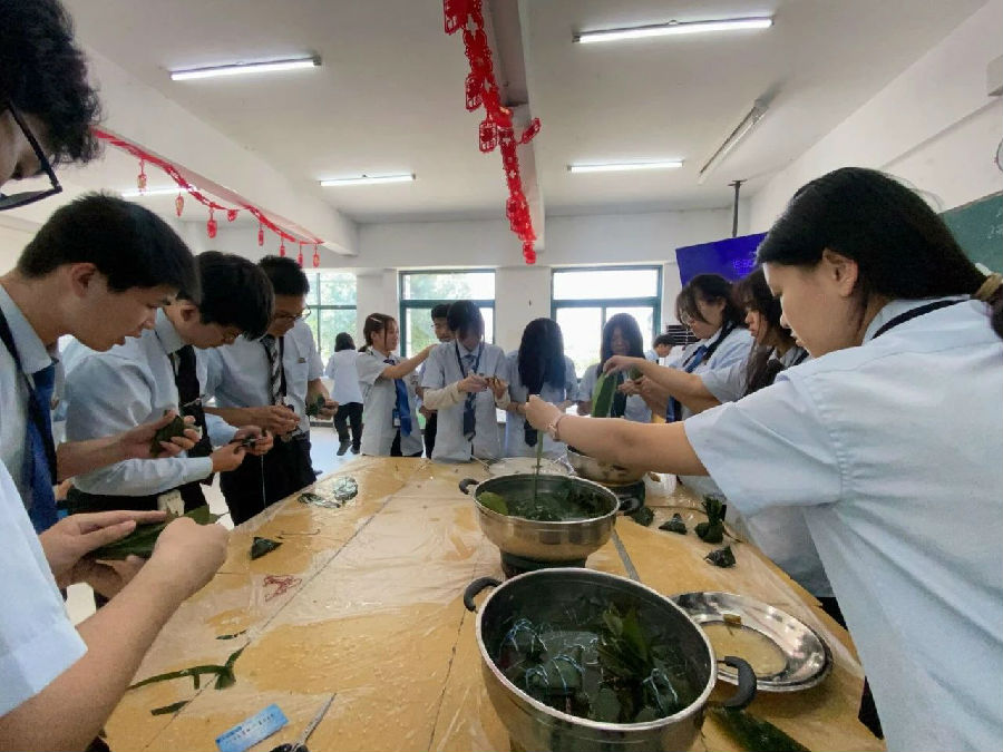 八維教育祝大家端午順?biāo)煨腋?/></p><p>　　繼承文化，八維師生薪火相傳</p><p>　　端午節(jié)起源的傳說有很多，紀(jì)念屈原的說法流傳得最廣。</p><p>　　屈原出生在戰(zhàn)國時(shí)期的楚國，他為人正直，學(xué)識(shí)淵博。因主張抗秦，被楚王趕出朝廷，后秦國軍隊(duì)攻占楚國，失地千里。</p><p>　　屈原不愿看到國破家亡的慘景，在農(nóng)歷五月五日這一天，抱石投江。百姓們愛戴屈原，每年的五月初五，人們都會(huì)通過賽龍舟、包粽子等形式來紀(jì)念這位偉大的愛國詩人。</p><p>　　屈原的精神賦予了端午節(jié)特殊含義，千百年來，這個(gè)節(jié)日產(chǎn)生的深刻內(nèi)涵已經(jīng)深深烙印在中國人的心中，生生不息。</p><p>　　愛國精神。和屈原所處時(shí)代不同，我們當(dāng)下所處的時(shí)代是盛世中國，國富民強(qiáng)。</p><p>　　在這樣的新時(shí)代中，我們更應(yīng)該學(xué)會(huì)愛國，銘記先輩，發(fā)揚(yáng)精神，珍惜學(xué)習(xí)機(jī)會(huì)，珍惜衣食。為中華之崛起而讀書，做一個(gè)奮發(fā)圖強(qiáng)，能為祖國建設(shè)貢獻(xiàn)力量，能回報(bào)呵護(hù)自己的父母師長的有用之人。</p><p>　　求索精神。屈原的一生，是求索的一生。他不斷探索國家強(qiáng)盛的真諦，積極探求事務(wù)的內(nèi)在規(guī)律。</p><p>　　屈原不唯書、不唯上、只求實(shí)，敢于懷疑一切、敢于批判一切的探索精神，令人嘆服。值得后人傳承和發(fā)揚(yáng)，我們在日常工作和學(xué)習(xí)中要堅(jiān)持實(shí)事求是的思想，能在學(xué)習(xí)中吃苦，更能在工作中奉獻(xiàn)。</p><p>　　幸福都是奮斗出來的，唯有埋頭苦干、奮斗到底，不斷求索才能高效快樂成才。</p><p style=