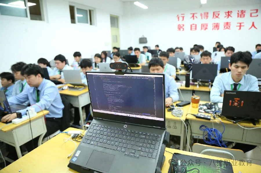 江蘇宿遷八維學校AI賦能未來教育新風尚鑄就未來AI領域精英