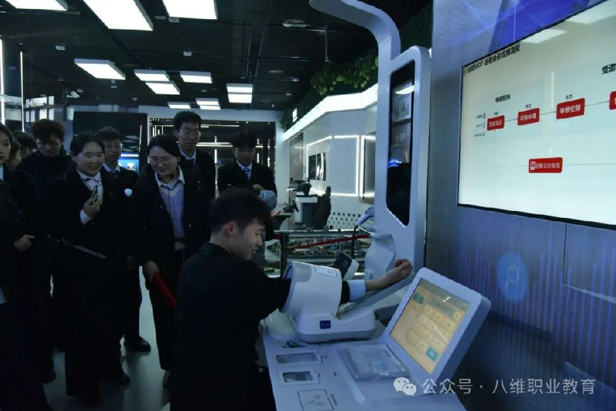 八維職業學校北京校區網絡工程專業工業機器人開新班啦