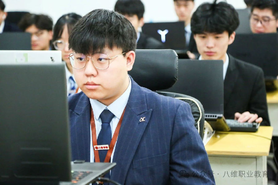 八維教育打造技能型人才的高地引領未來職場新風尚