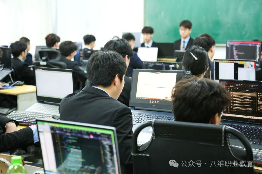 江蘇宿遷八維學(xué)校數(shù)字技術(shù)浪潮的領(lǐng)航者鑄就未來(lái)數(shù)字精英
