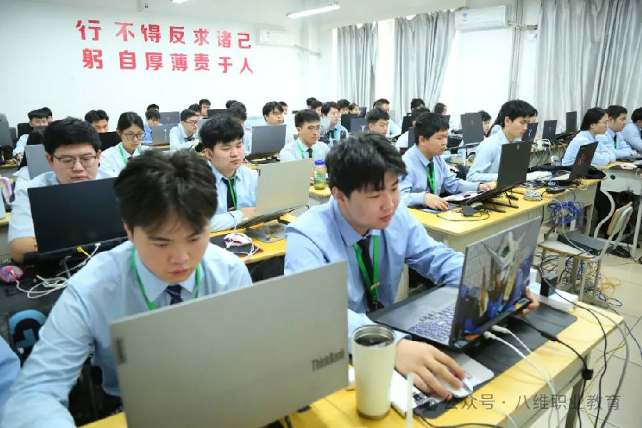 江蘇宿遷八維學(xué)校數(shù)字技術(shù)浪潮的領(lǐng)航者打造未來數(shù)字精英的搖籃