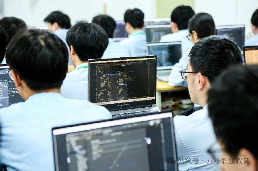 八維職業學校解鎖人工智能領域無限潛能孕育未來科技精英