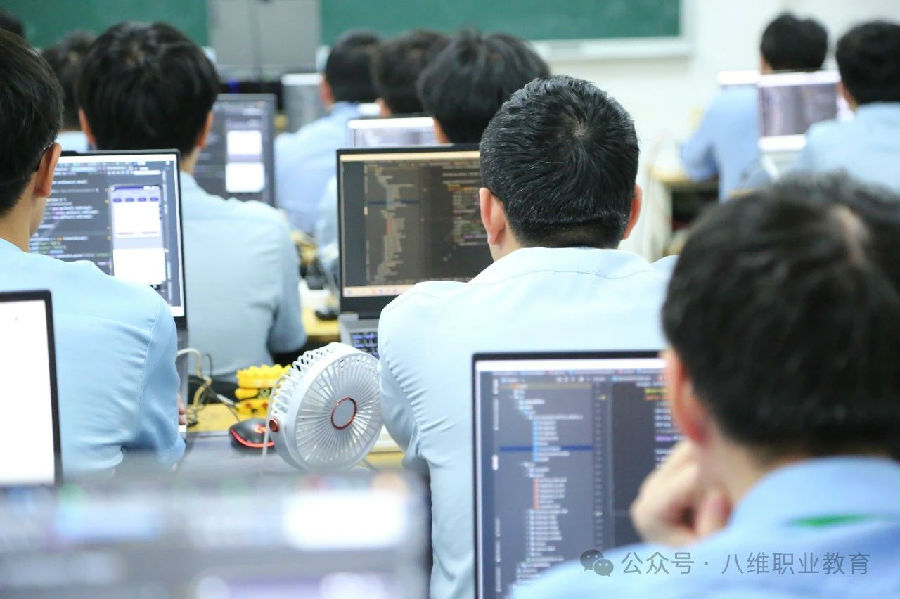 八維職業學校引領科技潮流新風尚賦能數字人才培養新時代