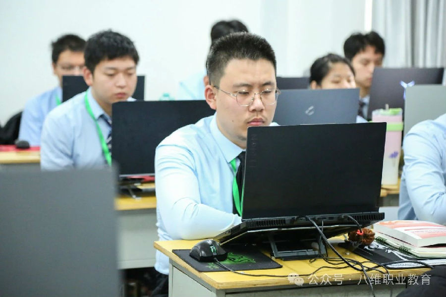 八維職業學校引領科技潮流新風尚賦能數字人才培養新時代