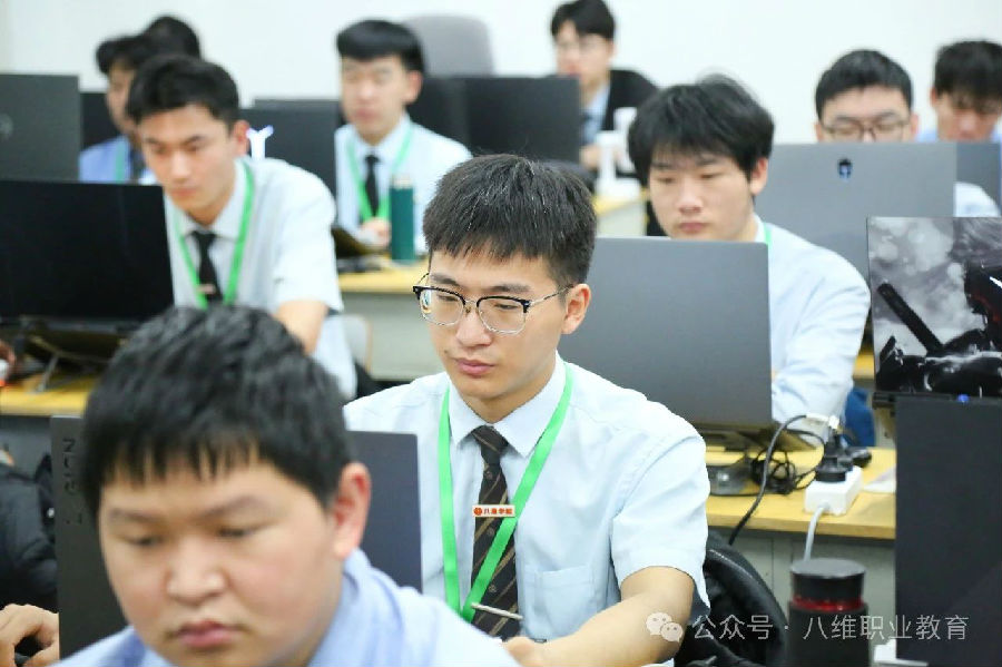 八維職業學校引領科技潮流新風尚賦能數字人才培養新時代