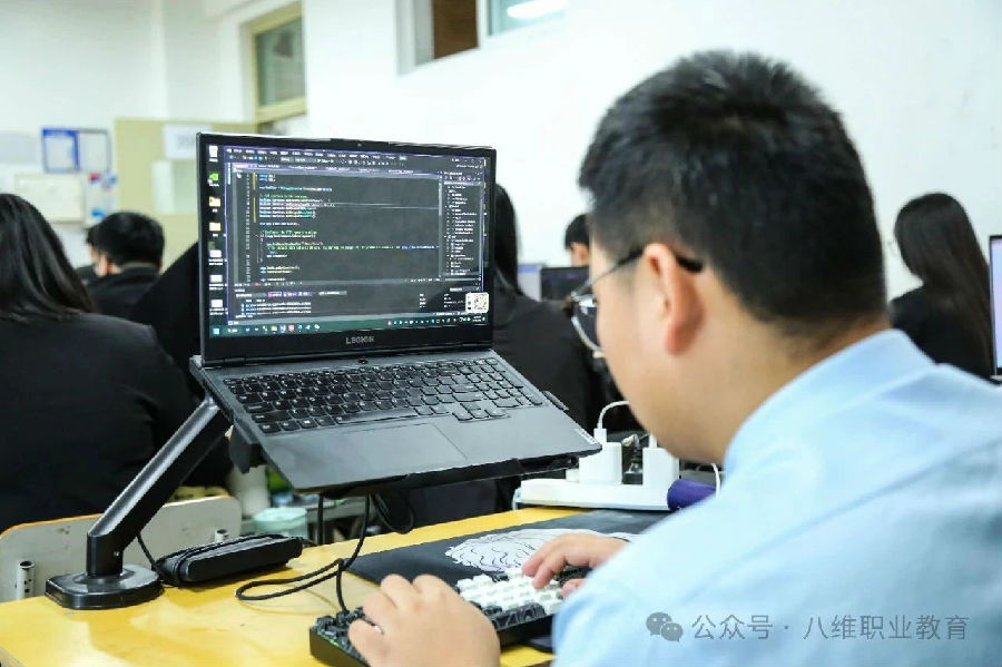 八維職業學校引領科技潮流新風尚賦能數字人才培養新時代