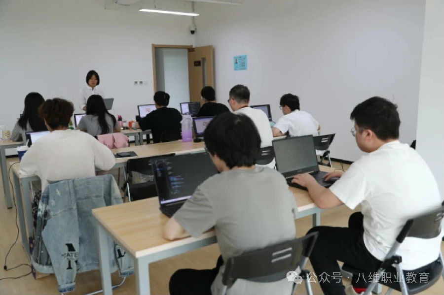 八維職業(yè)學校AI教育的先鋒塑造未來科技巨擘的搖籃