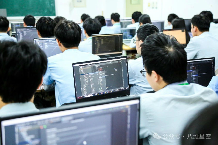 八維職業(yè)學校AI教育的先鋒塑造未來科技巨擘的搖籃