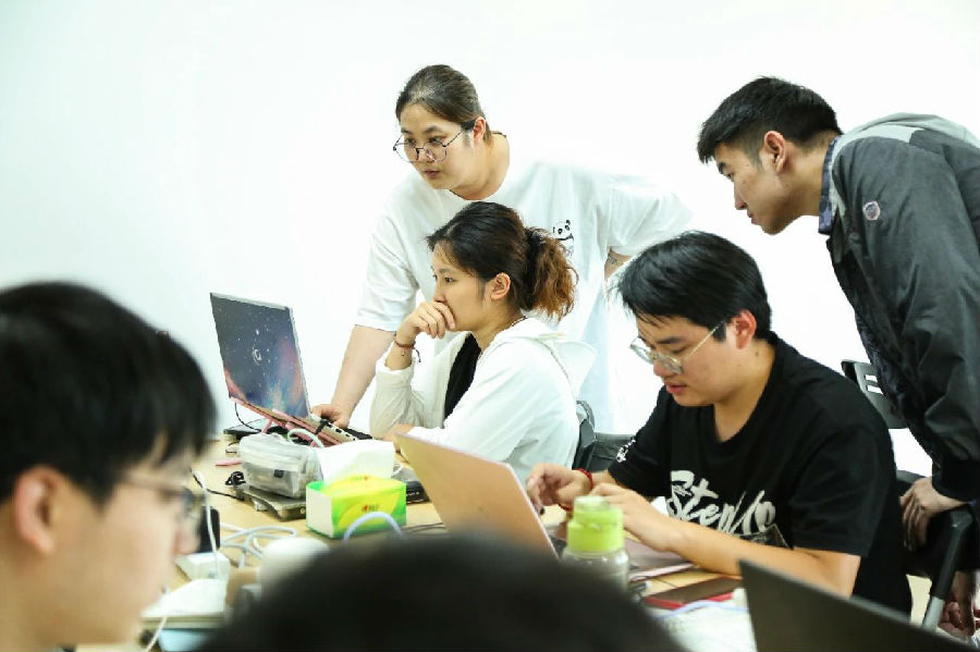 八維職業(yè)學(xué)校大學(xué)生短期精英班開啟職場高速通道