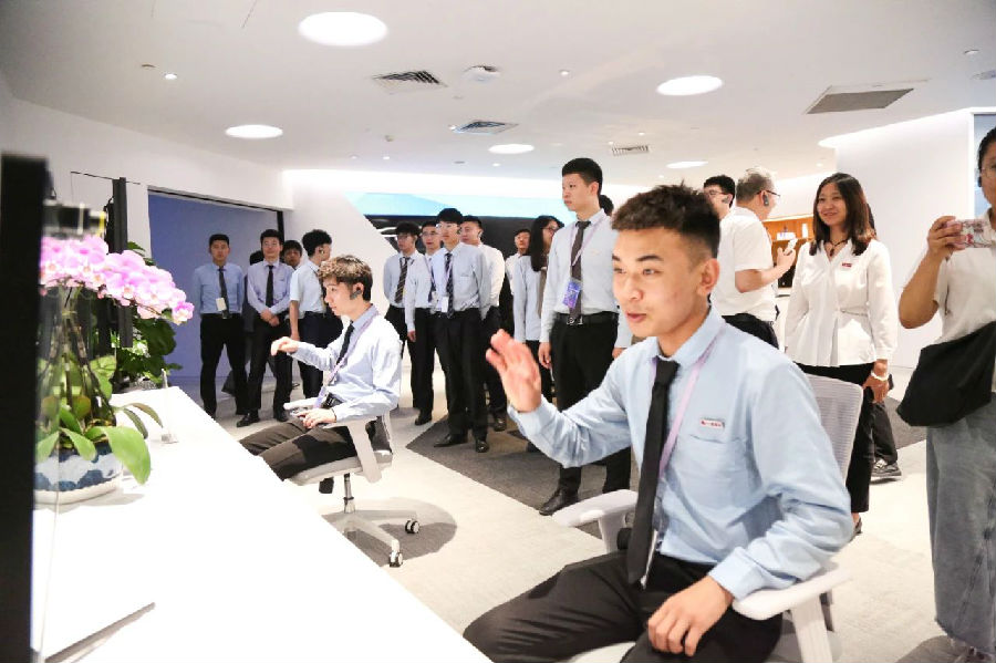 八維職業學校解鎖AI未來之門揚帆起航智慧教育新篇章