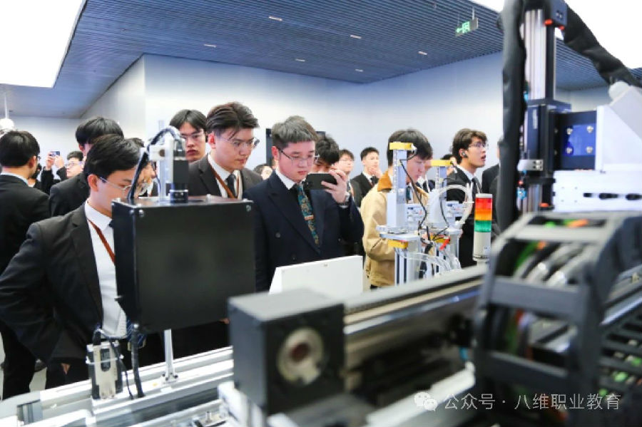 八維職業學校鑄就AI精英人才新輝煌引領智慧未來新潮流