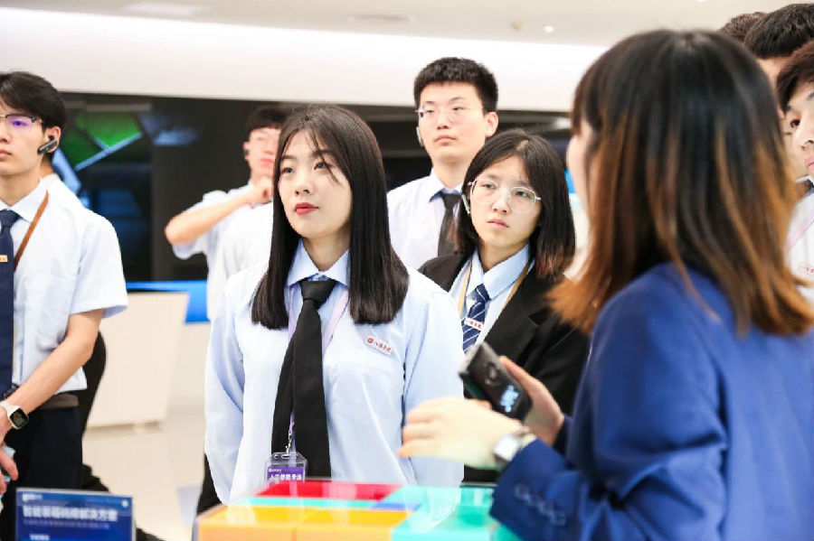 八維職業(yè)學(xué)校數(shù)字技術(shù)浪潮的領(lǐng)航者鍛造未來科技精英人才的搖籃