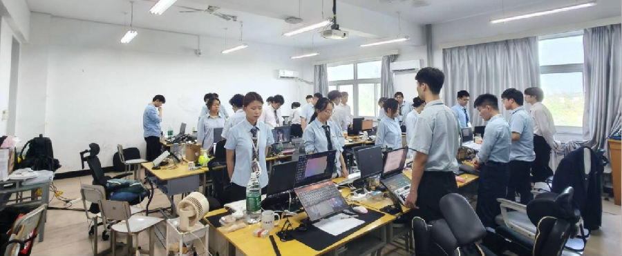 八維職業(yè)學(xué)校解鎖人工智能黃金四類項目賽道鑄就未來科技精英的搖籃