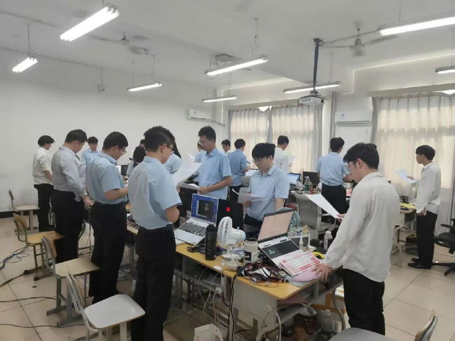 八維職業(yè)學(xué)校解鎖人工智能黃金四類項目賽道鑄就未來科技精英的搖籃