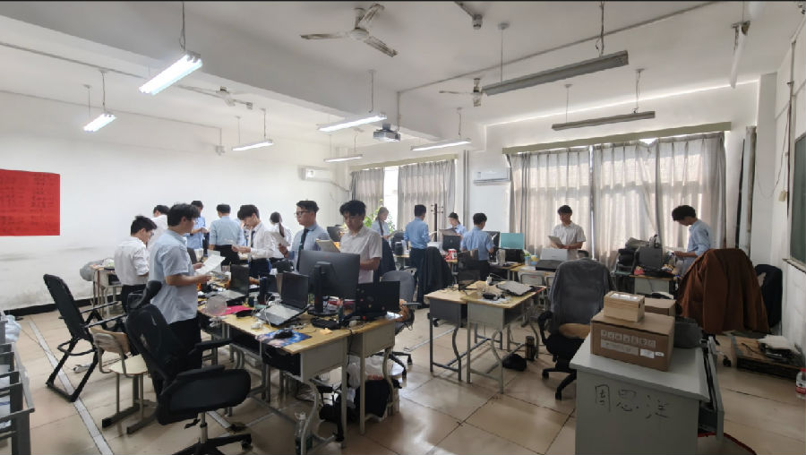 八維職業(yè)學(xué)校解鎖人工智能黃金四類項目賽道鑄就未來科技精英的搖籃
