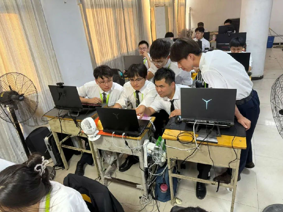 八維職業(yè)學(xué)校大數(shù)據(jù)專業(yè)風(fēng)采綻放引領(lǐng)科技潮流解鎖就業(yè)薪動力