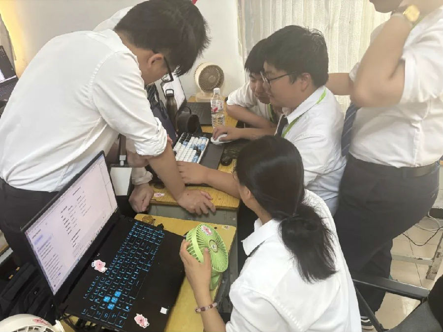 八維職業(yè)學(xué)校大數(shù)據(jù)專業(yè)風(fēng)采綻放引領(lǐng)科技潮流解鎖就業(yè)薪動力