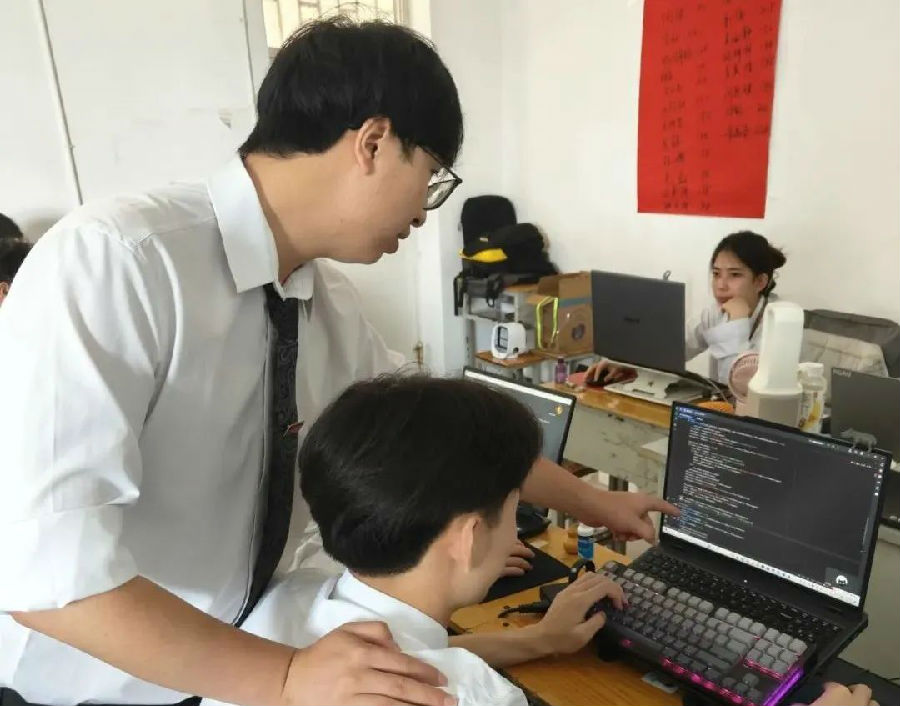 八維職業(yè)學(xué)校大數(shù)據(jù)專業(yè)風(fēng)采綻放引領(lǐng)科技潮流解鎖就業(yè)薪動力