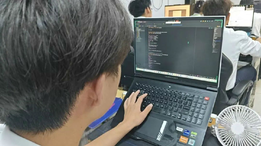 八維職業(yè)學(xué)校大數(shù)據(jù)專業(yè)風(fēng)采綻放引領(lǐng)科技潮流解鎖就業(yè)薪動力