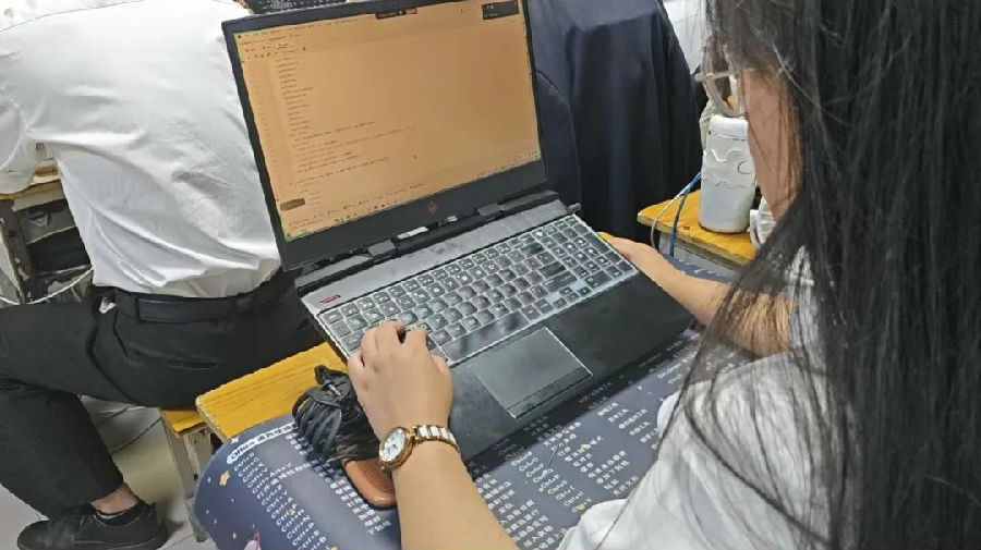 八維職業(yè)學(xué)校大數(shù)據(jù)專業(yè)風(fēng)采綻放引領(lǐng)科技潮流解鎖就業(yè)薪動力