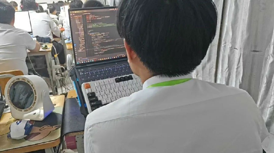 八維職業(yè)學(xué)校大數(shù)據(jù)專業(yè)風(fēng)采綻放引領(lǐng)科技潮流解鎖就業(yè)薪動力