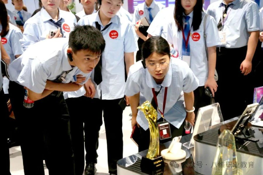 八維職業(yè)學(xué)校開啟智慧職業(yè)新時(shí)代的華麗篇章點(diǎn)亮職業(yè)前行的新征程