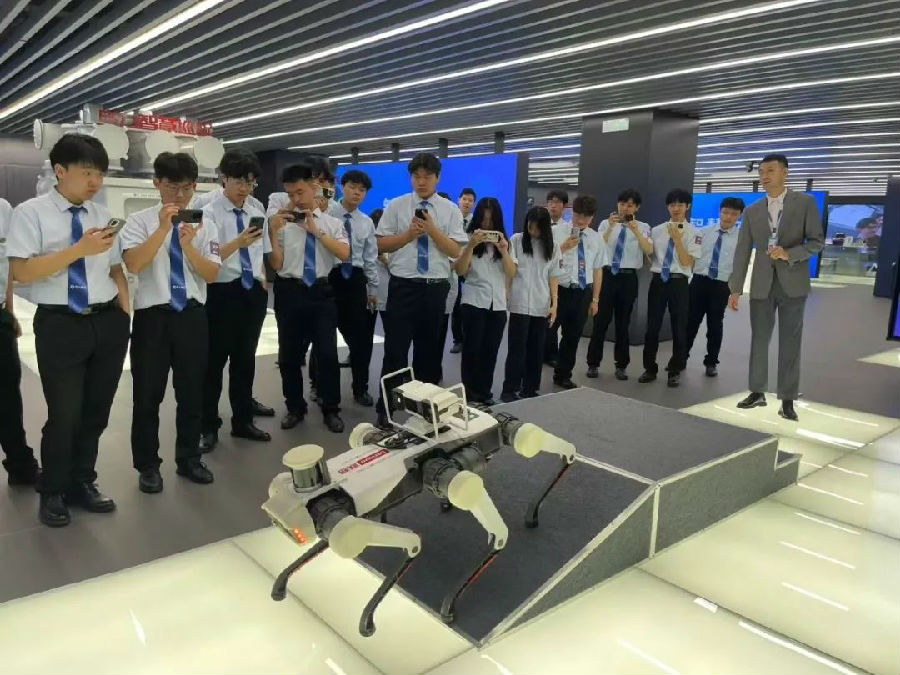 八維職業(yè)學(xué)校解鎖人工智能科技前沿新密碼照亮未來(lái)科技的無(wú)垠征途