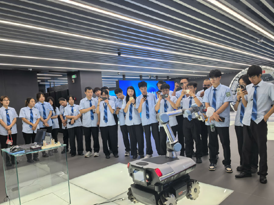 八維職業學校AI新紀元風潮領航者智啟未來智能輝煌篇章的超級匠人