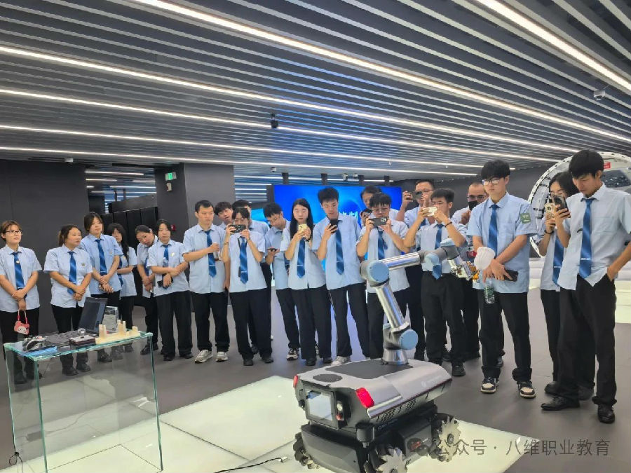 八維職業學校數字技能人才培育高地開啟未來職場就業新篇章