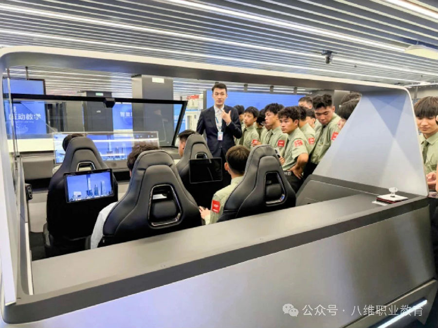 八維職業學校搭乘人工智能職場技術快車為學子鋪就智慧未來的黃金大道