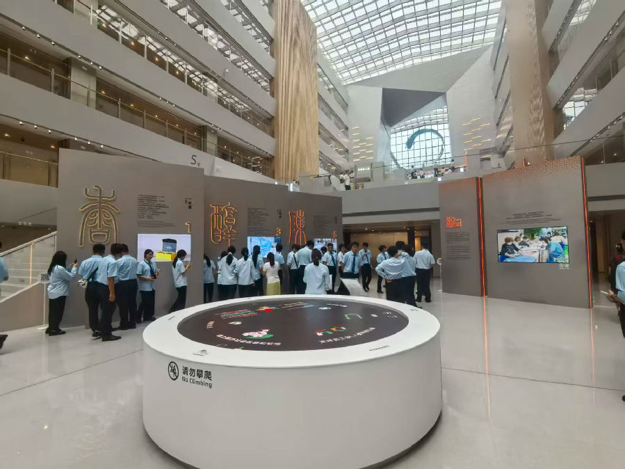 八維職業學校聚焦于人工智能領域就業新征程鑄就技術精英夢