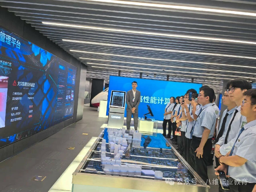 八維職業學校聚焦于人工智能領域就業新征程鑄就技術精英夢