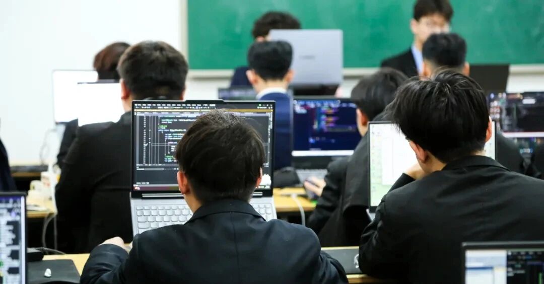 八維職業學校編織未來科技夢幻網開啟鴻蒙系統開發精英之旅