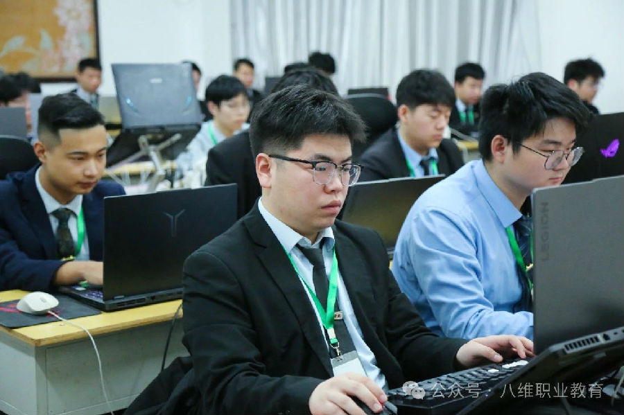 八維職業學校：云計算的巔峰之旅，開啟數字新世界！