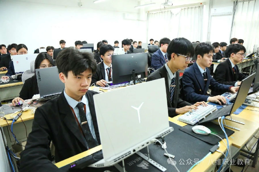 八維教育：引領數字技術新浪潮，打造數字技術新領軍！